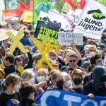 Зелени активисти участват в демонстрация против въглищна мина по посока на Люцерат, Германия, 23 април 2022 г. Селото Люцерат трябва да направи път на откритата мина Garzweiler. Снимка: Henning Kaiser/dpa via AP