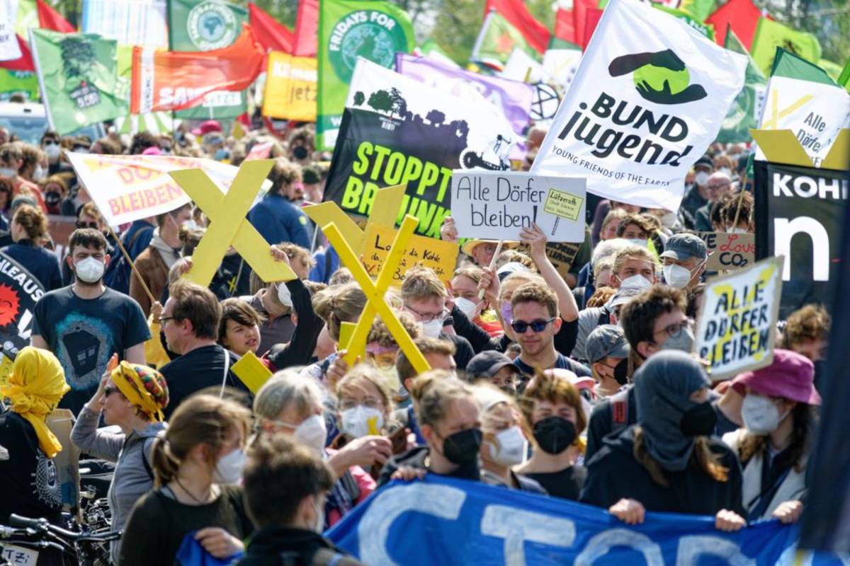 Зелени активисти участват в демонстрация против въглищна мина по посока на Люцерат, Германия, 23 април 2022 г. Селото Люцерат трябва да направи път на откритата мина Garzweiler. Снимка: Henning Kaiser/dpa via AP