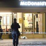 Мъжът, застрелян в навечерието на Нова година пред "Макдоналдс" във Валингби, става 63-тата жертва на бандитските войни за 2022 г. Снимка: Фредрик Сандберг / TT / NTB