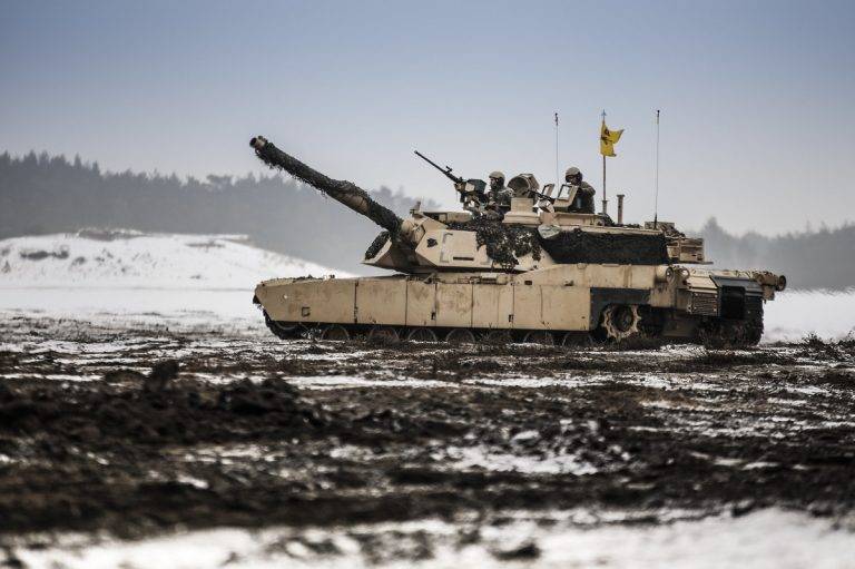 Танк M1 Abrams се подготвя за движение на полигон край Заган в Полша. Снимка: NATO