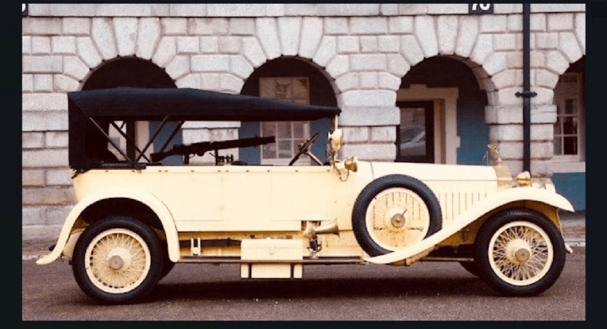 Разбира се, през годините и други, много по-стилни машини са преобразувани в картични коли. Тук виждаме Rolls Royce Silver Ghost с монтирана картечница Lewis, ползван от ИРА.