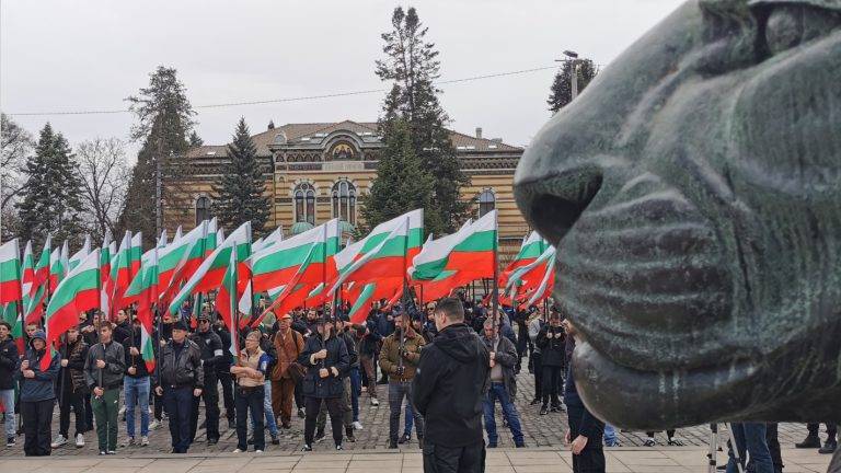 Протестът по повод забраната на Луковмарш приключи пред Паметника на Незнайния войн. Снимка: Георги Добриянов