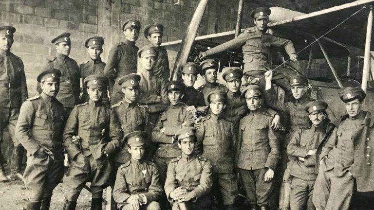 Някои от българските военни пилоти-първопроходци. Първата световна война е първият конфликт, в който военните самолети се използват в голям мащаб. Снимка: Национален архив на България.