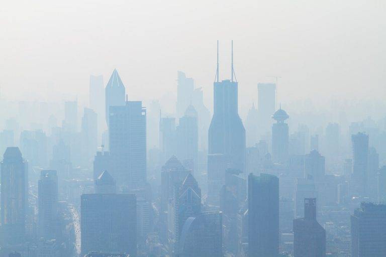 Природният газ е сред решенията за по-чист въздух в градовете. Замърсеният въздух е проблем в повечето мегаполиси по света. Снимка: Photoholgic, Unsplash
