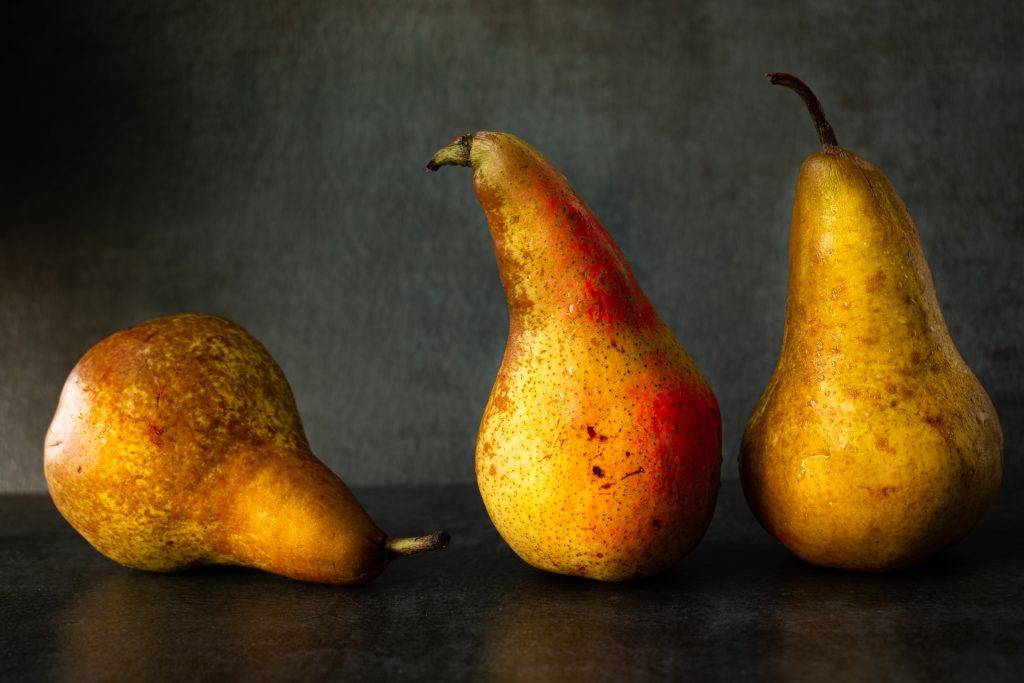 Специфичната форма на плода дава името и на електрическата крушка. Снимка: The Matter of Food, Unsplash