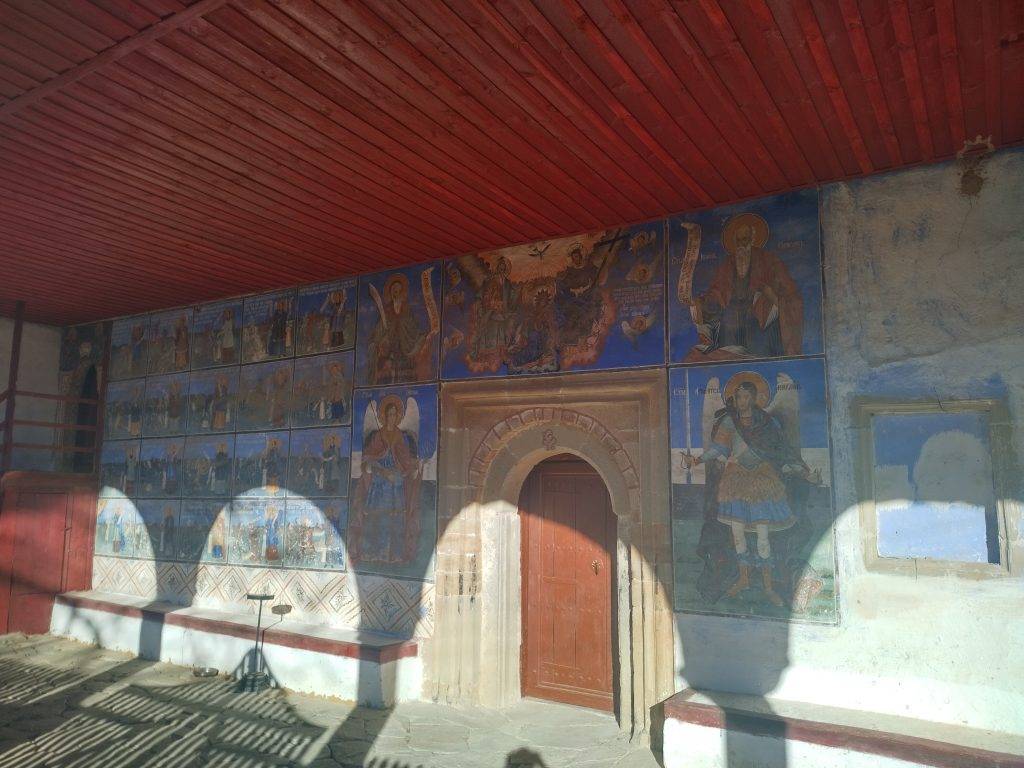 Храмът "Света Троица" в село Извор заснет от предната си страна. Вижда се богатата украса на предната му стена. Снимка: Георги Драганов