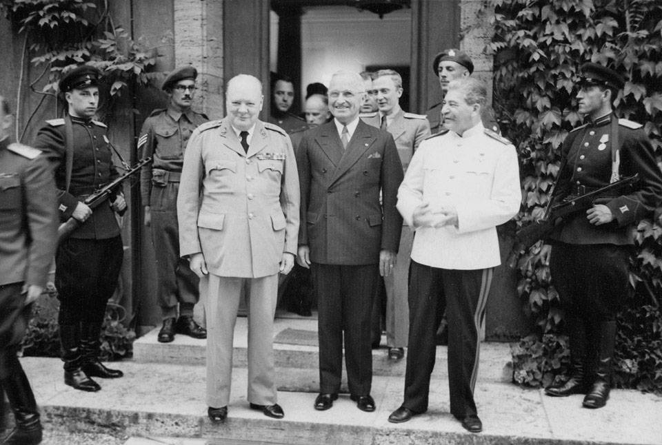 Президентът Хари Труман, маршал Йосиф Сталин и министър-председателят Уинстън Чърчил по време на Потсдамската конференция, 1945 г.