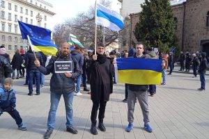 Руснакът Алекс Стоицки (на-вдясно на снимката) на протест в София.