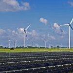 Слънчеви панели и вятърни перки са най-масовите ВЕИ в България. Снимка: Aqua Mechanical