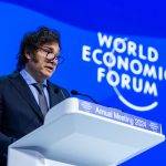 Хавиер Милей, президент на Аржентина, и Клаус Шваб, основател и изпълнителен председател на Световния икономически форум, говорят на сесията "Специално обръщение на Хавиер Милей, президент на Аржентина на Годишната среща на Световния икономически форум 2024 в Давос-Клостерс, Швейцария, 17 януари. Конгресен център - Пленарна зала. Авторско право: Световен икономически форум/Ciaran McCrickard