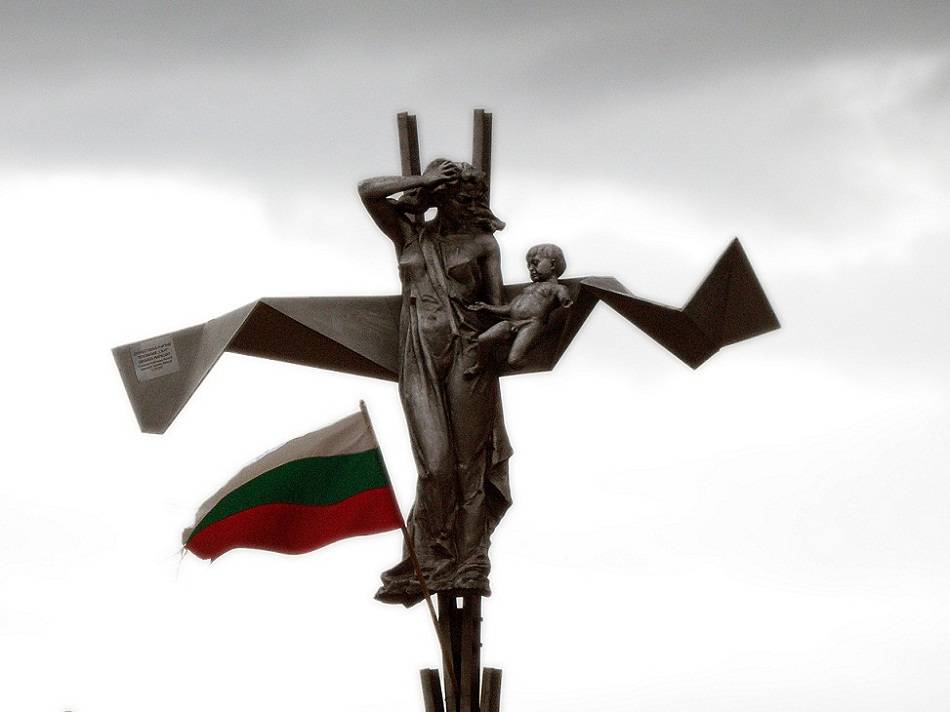 През 2007 г. е вдигнат паметник на жертвите на протурския тероризъм в България, намиращ се на гара Буново. Висок около 7 метра и е изграден от камък и метал. Състои се от две скулптори на майка и дете, което е с откъснати крайници. Автори на скулптурата са Здравец и Александър Хайтови, синове на Николай Хайтов.