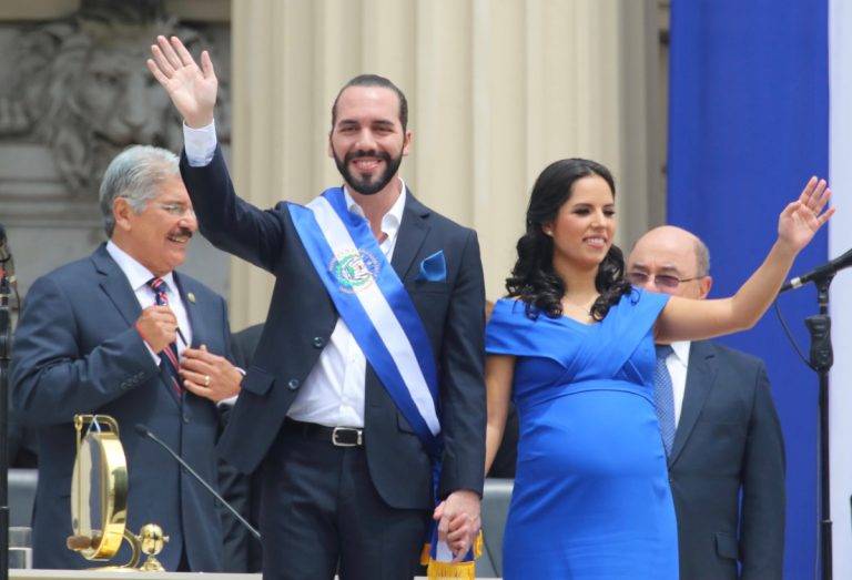 Найиб Букеле, президент на Салвадор, и съпругата му, първата дама Габриела Родригес де Букеле, поздравяват присъстващите по време на церемонията по встъпване в длъжност за мандат 2019-2024 г.