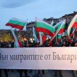 Хиляди българи протестират пред МВР с искане мигрантите, пребили дете, да бъдат арестувани и екстрадирани.