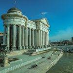 Археологическият музей и реката в центъра на Скопие. Снимка: Lex Melony, Unsplash