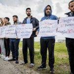 Мигранти обявяват гладна стачка с искане за убежище в Пурмеренд, Нидерландия, април 2023 г. Забележете пола и възрастта им. Снимка: ANP