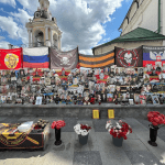 Импровизиран мемориал, разположен в близост до Кремъл, със снимки на наемници от групата Вагнер, убити по време на войната в Украйна, 23 август 2023 г. Снимка: Ulf Mauder/Picture Alliance чрез Getty Images)