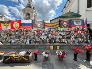 Импровизиран мемориал, разположен в близост до Кремъл, със снимки на наемници от групата Вагнер, убити по време на войната в Украйна, 23 август 2023 г. Снимка: Ulf Mauder/Picture Alliance чрез Getty Images)