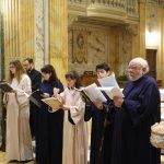 Снимка от изпълнение на хора за православна музика, наречен “Св. Петка”, ръководен от композитора Георги Попов.