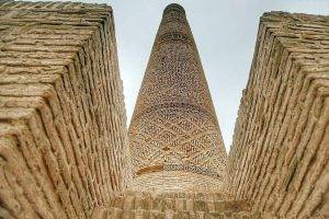 Минарето Хосрогерд е едно от най-добрите и най-добре запазените минарета от епохата на Селджук в Иран, което се издига в открито поле, западно от малкия град Сабзевар, носейки спомена за своя български архитект.