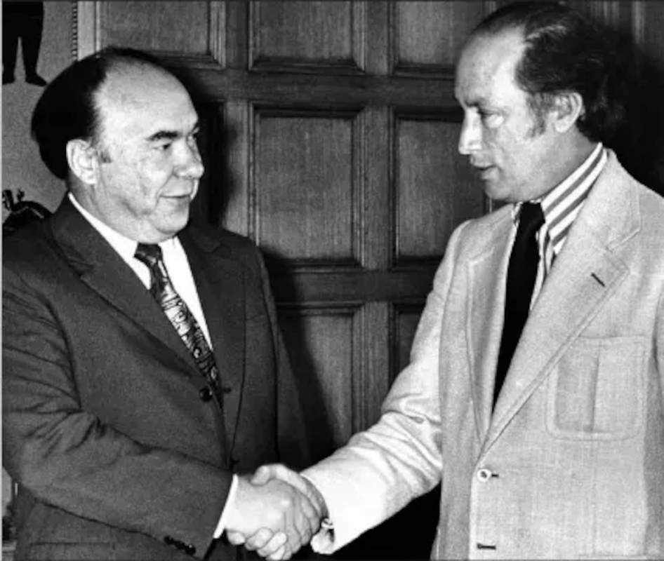 Александър Яковлев, тогавашен съветски посланик в Канада, е посрещнат от министър-председателя Пиер Трюдо на 24 септември 1973 г., когато започва 10-годишния си мандат в Отава. Яковлев и Трюдо стават близки приятели по време на престоя на посланика в Канада. Снимка: Toronto Star