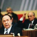 Александър Яковлев и на заден фон лидерът на СССР Михаил Горбачов. Снимка: Dzen.ru