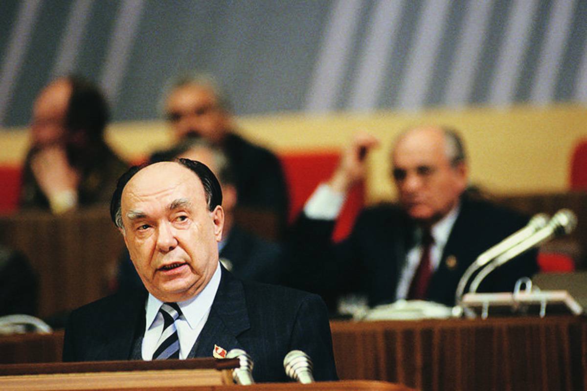 Александър Яковлев и на заден фон лидерът на СССР Михаил Горбачов. Снимка: Dzen.ru