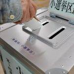 Избирател гласува с ръчно изписано име с молив в едномандатна избирателна област за изборите за Камарата на представителите в квартал Чиода в Токио на 31 октомври 2021 г. Снимка: Mainichi/Toshiki Miyama