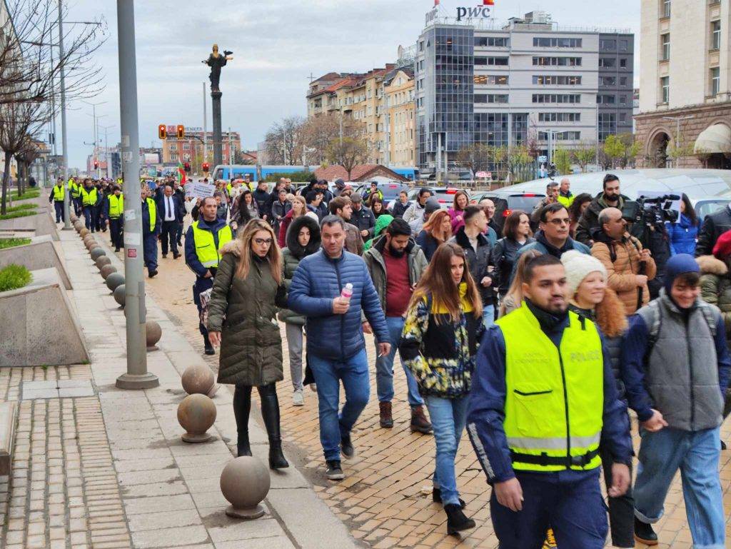 Хиляди хора в София поискаха по-тежки присъди за насилието над деца и публичен регистър на педофилите.
