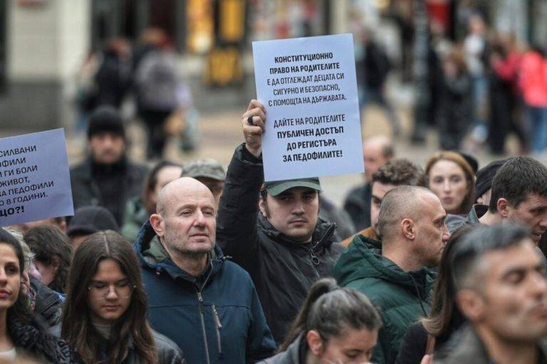 Едно от основните искания на националния протест от 2 април 2025 беше публичен регистър на педофилите. Снимка: Георги Кожухаров