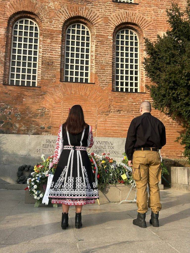 С поднасяне на венец пред мемориала и под звуците на тъпана шествието завърши така, както и започна - с развяти трибагреници и акцент върху българския характер на 3 март.