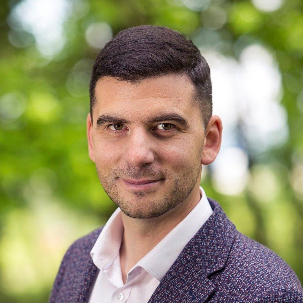 Г-н Диян Димитров е изпълнителен директор на ТЕЦ "Марица Изток 2" ЕАД.