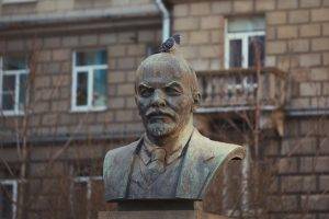 Владимир Ленин, руският комунистически революционер, е казал известната фраза, че „най-добрият начин да се разруши капиталистическата система е да се обезцени валутата“.