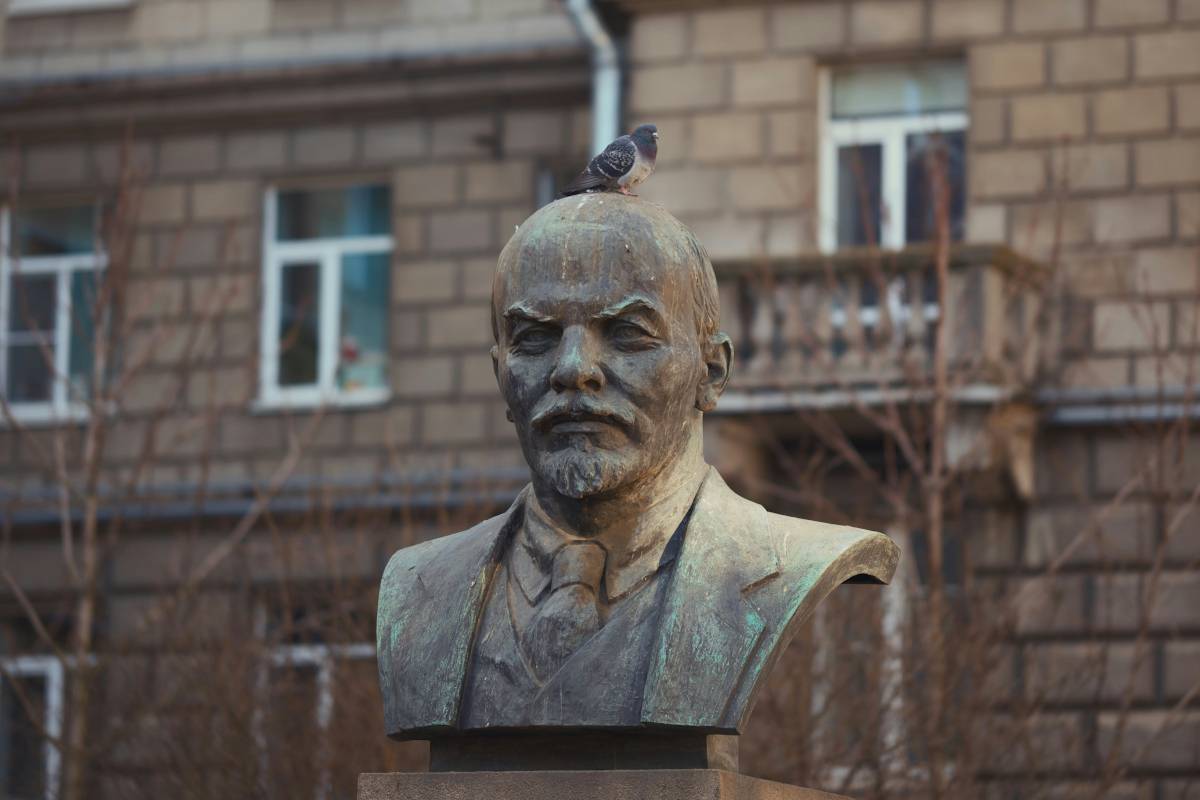 Владимир Ленин, руският комунистически революционер, е казал известната фраза, че „най-добрият начин да се разруши капиталистическата система е да се обезцени валутата“.