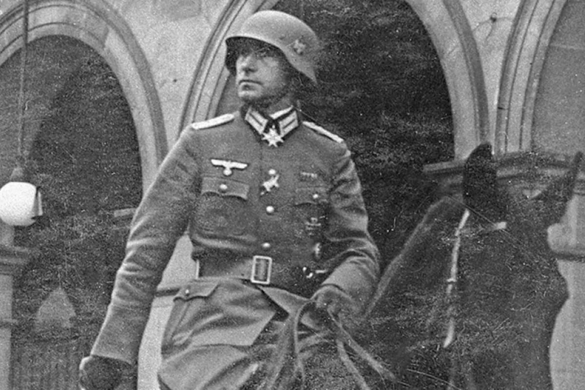 Ако можех да избера да бъда някой от ХХ век, без ни най-малко колебание бих избрал Ернст Юнгер. Снимка: Ернст Юнгер в Париж, 1941 г., © Bridgeman Art Library