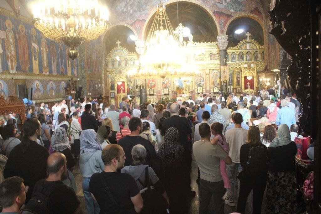 Преди началото на събитието в катедралния храм "Св. Неделя" патриарх Даниил лично ръководи служба, като храмът се оказа тесен за всички желаещи да присъстват. В този храм през 1925 г. БКП извършва най-големият терористичен акт в българската история и един от най-големите в световната.