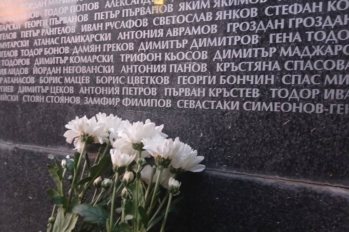 Една от уж екзотичните идеи на управляващите от Прогресивна България е да спестят пари, закривайки Комисията по досиетата.