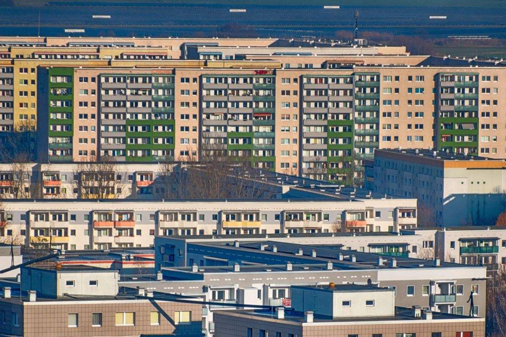 Жилищен комплекс от типа „Платенбау“ или панелка в квартал Марцан в Източен Берлин, Германия.