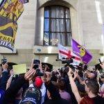 Миграцията е една от основните причини за Брекзит и за масово недоволство след разкритията за банди изнасилвачи на бели момичета през годините. На снимката виждате протест на привърженици на Томи Робинсън пред съда през 2018 г., след той беше освободен, след като беше осъден на лишаване от свобода за това, че е застрашил хода на съдебния процес в Хъдърсфийлд по делото за сексуално манипулиране на непълнолетни.Снимка: David Mirzoeff/PA