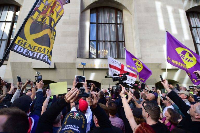 Миграцията е една от основните причини за Брекзит и за масово недоволство след разкритията за банди изнасилвачи на бели момичета през годините. На снимката виждате протест на привърженици на Томи Робинсън пред съда през 2018 г., след той беше освободен, след като беше осъден на лишаване от свобода за това, че е застрашил хода на съдебния процес в Хъдърсфийлд по делото за сексуално манипулиране на непълнолетни.Снимка: David Mirzoeff/PA