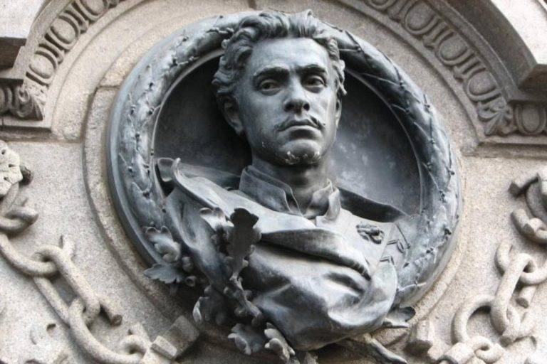 На 22. 10. 1895 г. (стар стил) тържествено е открит паметникът на Васил Левски на лобното му място в София.