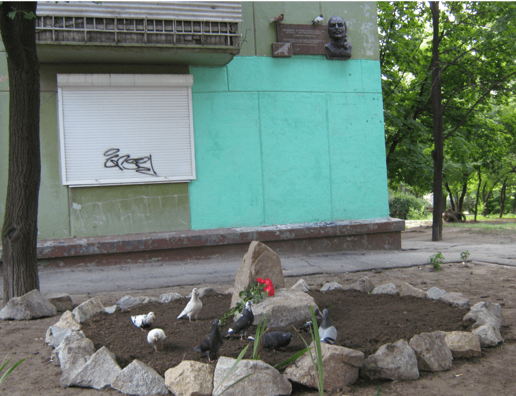 Снимка 25 - място с мемориална плоча на кан Аспарух в гр. Запорожие