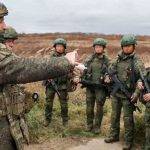 Руски войници обучават севернокорейски войници. ТАСС