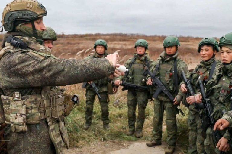 Руски войници обучават севернокорейски войници. ТАСС