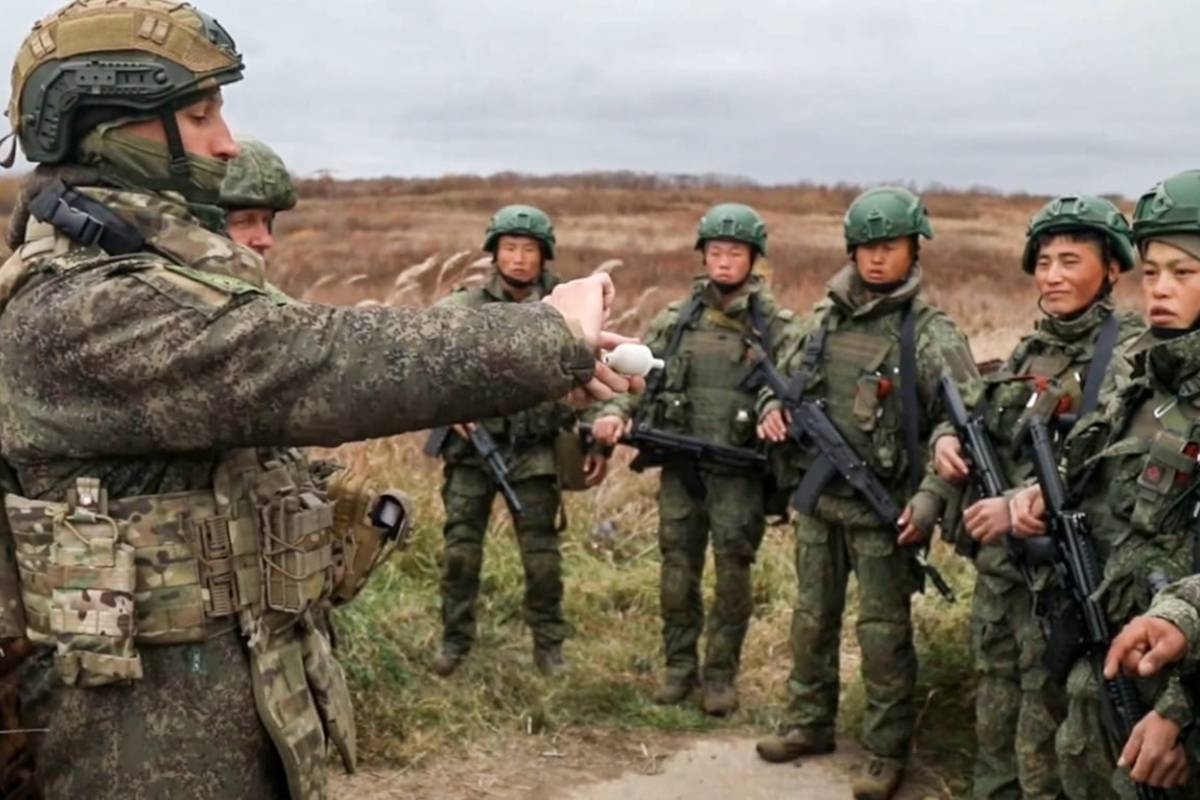 Руски войници обучават севернокорейски войници. ТАСС