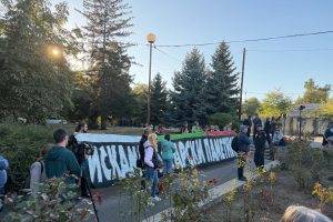 Участници от инициативата "Искаме български паметник" бяха на общественото обсъждане в Княжеската градина. Снимка: Владимир Чешмеджиев