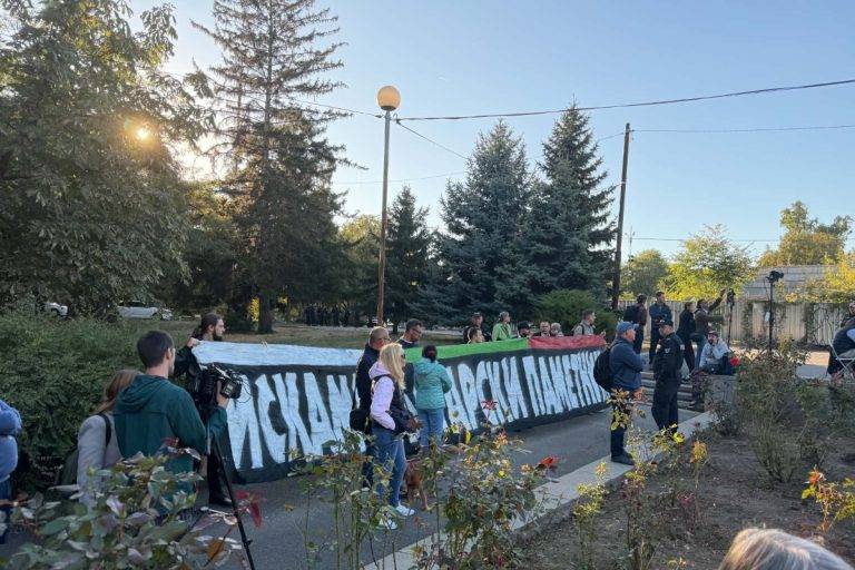 Участници от инициативата "Искаме български паметник" бяха на общественото обсъждане в Княжеската градина. Снимка: Владимир Чешмеджиев