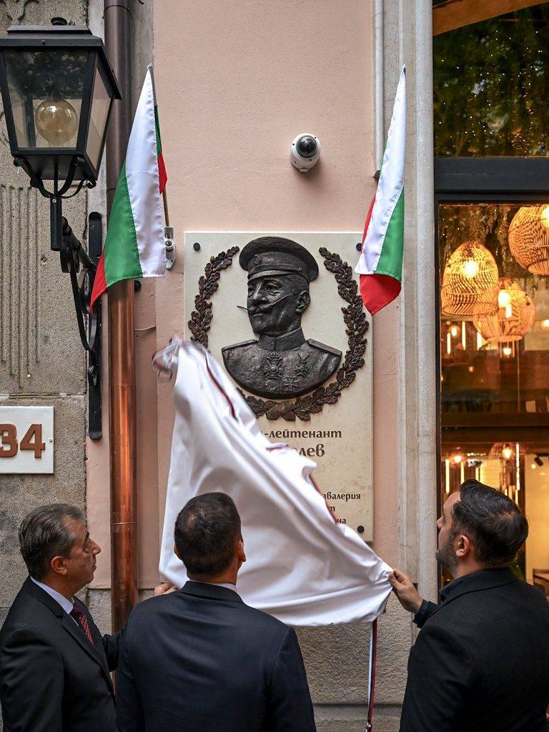Общинският съветник и инициатор на събитието проф. Вили Лилков, кмета Васил Терзиев и председателят на СОС Цветомир Петров откриват барелефа.