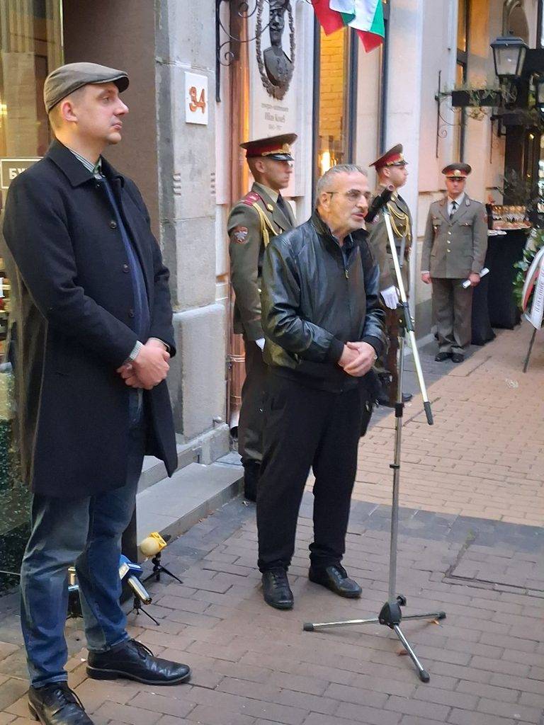 Никола Григоров от "Сите българи заедно" говори на събитието, припомняйки как той и екипът му са намерили и възстановили гроба на ген. Колев. Той призова кмета Васил Терзиев да се върне името на 36 СУ "ген. Иван Колев", както мнозина граждани от години настояват.